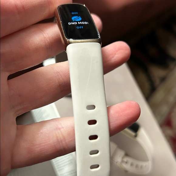 Fitbit Luxe off-White Fitness Tracker - Picture 3 of 5
